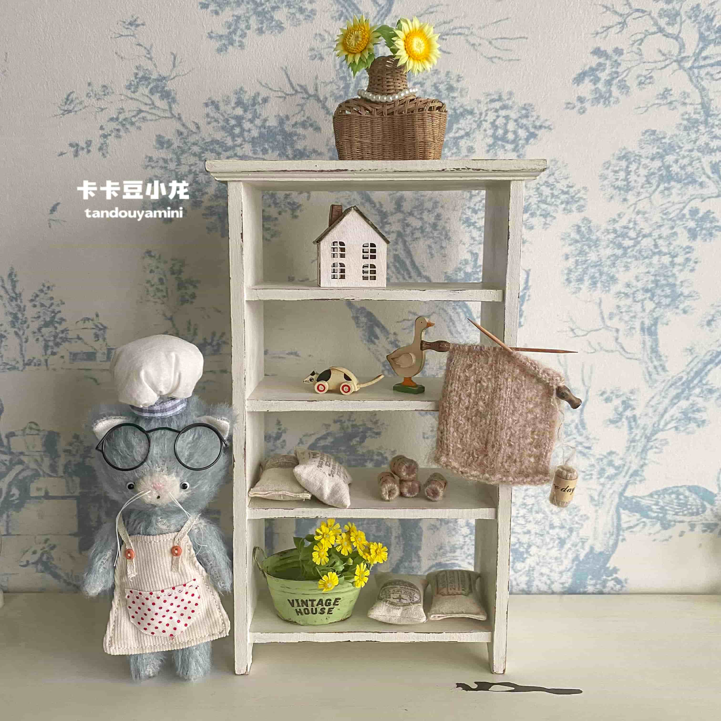 Vintage Toy Collector - เฟอร์นิเจอร์จำลองขนาด 1:6 สำหรับบ้านตุ๊กตา อุปกรณ์ตกแต่งไม้เนื้อแข็งสไตล์วินเทจ ชั้นวางของโบราณ สำหรับตุ๊กตา
